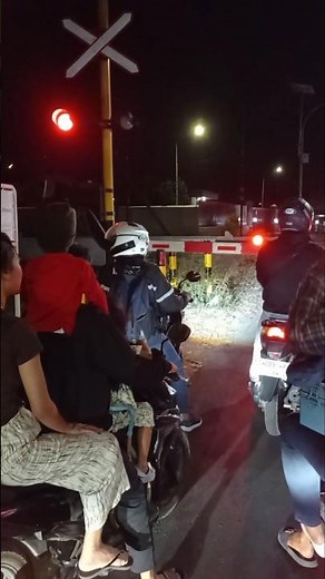 Night Level Crossing Barrier Opening with Flashing Red Lights! #railroadcrossing #railfan #shorts