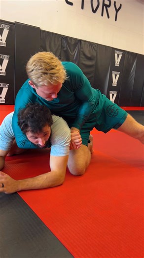 Arm in schoolyard choke from turtle 🐢 😴💤 Looks like a reverse head and arm choke from turtle, I have also heard it called the home run slide choke. Regardless of what it’s called, this choke is rediculosly tight… Follow ⬇️ @TheJiuJitsu_Club‬ @Kezi_Nixon . . . . #grappling #bjj #jiujitsu #martialarts #mma #wrestling #fitness #podcast #submissiongrappling #AustinTexas #judo #grapplers #fighting #bjjpodcast #jiujitsulifestyle #mmapodcast #gym #USA #ufc #bjjlifestyle #combatsports #jiujitsupodcas