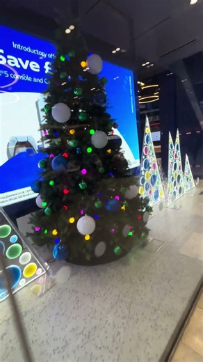 At the o2 shop in London Xmas tree 🌲