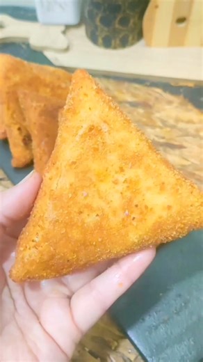 كريمة فارس/ فطائر قمة في البنة بدون بيض🥚و حشو ساهل و خفيف ، قرمشة تحفة💥 بعجينة اسهل منها مكانش😋👌 #karima_fares_كريمة_فارس Karima fares مقادير العجينة 2 كؤوس فرينة (دقيق ابيض) ملعقتين زيت ربع م ص ملح م.ص خميرة خبز م.ص سكر كأس ماء دافئ لجمع العجينة مقاديرالحشو: Karima fares لحم مفروم حبة بصل 4 م.ك زيت (ملح، فلفل اسود، كمون،زعتر،كركم،فلفل احمر ) جبن ( اي نوع) نصف كأس كريم سائلة algerianfood #algerienne🇩🇿 #algeria #gateauxalgeriens #شدة_تلمسانية #شدة_تلمسان_زين_وهمة_الجمال_الجزائري_الجزائر_الق