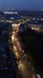 Arabische Clans in Berlin – Macht, Gewalt & Millionenbeute | SPIEGEL TV Classic Berlin, die Hauptstadt der Parallelgesellschaften: Arabische Clans dominieren ganze Viertel, kontrollieren Drogengeschäfte, Schutzgelderpressung und Juwelenraub. Der spektakuläre Überfall auf das KDW – nur einer von vielen Fällen. Nun packt ein Kronzeuge aus, seine Aussagen exklusiv bei SPIEGEL TV. Drohungen, Reichtum und ein ungeschriebenes Gesetz der Ehre – wer diese Welt betritt, muss mit allem rechnen. ► Dieser S