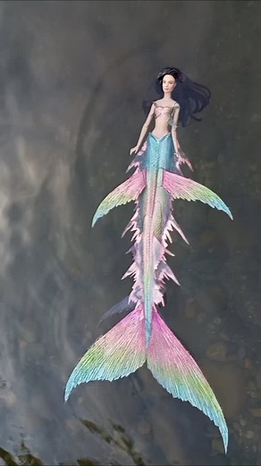 Morris siuan on Instagram: "Definitivamente esta es hasta ahora mi sirena favorita, la amoo😍🥹. me da unas vibes de lana del rey u.u DISEÑO PARA PEDIDO : 50.000 #sanandoniñointerior #handmade #hechoamano #custom #muñecasirena #barbiesirena #mermaidbarbie #mermaiddollcollector #viral_video #fyp #sirenasreales😱😱 #sirenascaptadasencamara #magic #magico #uwu #mermaidtiktok"
