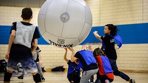 Kin-ball: Ballon géant et inclusion
