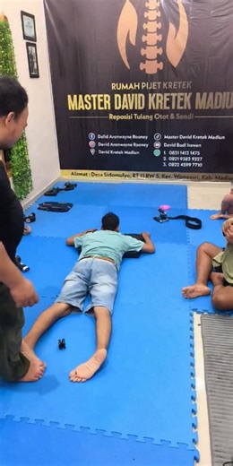 Kecerdasan Kinestetik-Jasmani (Bodily-Kinesthetic Intelligence) ​Ini adalah kecerdasan utama seorang master kretek . Kecerdasan ini melibatkan kemampuan untuk menggunakan tangan dan seluruh tubuh dengan sangat terampil untuk memecahkan masalah atau menciptakan sesuatu.Master kretek menggunakan tangan mereka untuk merasakan misalignmen (pergeseran) tulang dan memberikan tekanan dengan kecepatan dan sudut yang sangat presisi. Seperti ahli bedah atau pengrajin, mereka memiliki koordinasi motorik ha