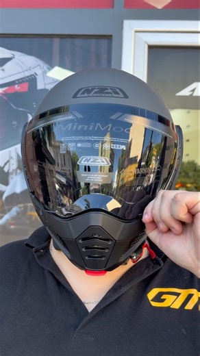 Gaona Motos • Repuestos • Indumentaria on Instagram: "👉NZI Minimod es un casco modular pensado para un uso urbano y práctico, ideal para el día a día en la ciudad. 🟡 Cuenta con doble homologación P/J, lo que permite usarlo tanto cerrado como abierto, manteniendo siempre un buen nivel de seguridad y confort. 🟡 Su calota está fabricada en material termoplástico resistente a impactos, con un diseño compacto y liviano que lo hace cómodo para trayectos diarios. 🟡 Incorpora visor amplio con buen c
