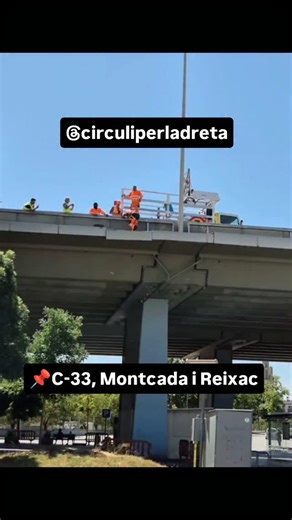 circuliperladreta on Instagram: "🚧 Obres al viaducte de la C-33 a Montcada i Reixac Fa uns tres mesos, una peça de formigó de grans dimensions va caure des del viaducte fins al pàrquing situat sota el pont. Tot i que no hi va haver víctimes, l’incident va obligar a intervenir els Bombers, que van dur a terme una inspecció detallada per comprovar l’estat de l’estructura. Arran d’aquelles deficiències detectades, ara s’inicien unes obres de millora i reforç estructural que afectaran tota la longi