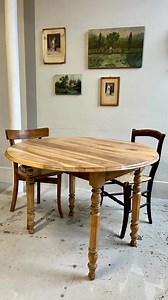 Tu veux savoir comment on rénove une table ancienne ? Si tu n’as pas de Laura sous le coude… et bien il va falloir poncer toi même 😅 avant d’appliquer une protection. Cette table en noyer a été poncée minutieusement pour retirer l’ancienne finition. Puis pour réchauffer le bois tout en gardant son aspect naturel, on a choisi d’appliquer le vernis « aspect cire incolore » de chez @1919bymauler 🐰 Résultat : un noyer plus chaud, protégé et une table prête pour sa seconde vie ✨ 👉 Le produit est à