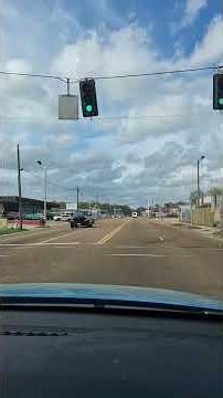 Spring Drive Through Historical Road :Summer Avenue: Memphis