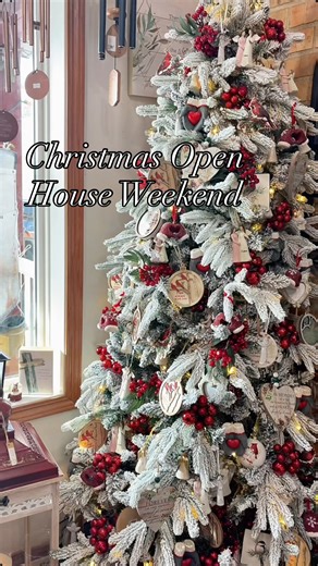 Christmas Open House Weekend is in full swing! We stopped in at Flower Attic & Gifts and Samantha's Boutique : The Trendy Store with the Pink Door for their open houses this weekend! To say Christmas has arrived in the Prairie Gateway Region would be an understatement! If you’re looking for brand new christmas decor to bring the christmas spirit to your home, or the perfect gift for a loved one, these 2 beautiful boutiques are the place to visit! You still have time to catch both Open Houses! Fl