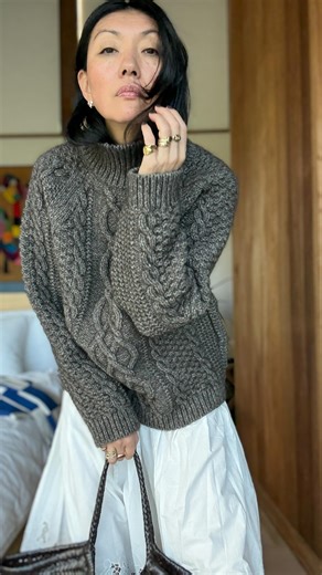 Meredith Peck on Instagram: "Weekending at @thesearanchlodge in a cozy sweater from @lenvers_fashion, soaking in the breathtaking scenery. Wearing the most comfortable outfit on a rainy day."