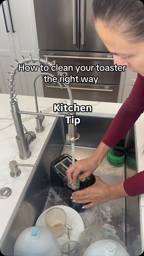 FelykMomHacks | How to clean your toaster the right way #kitchentip #kitchen #hack #toaster #lifehacks #kitchenhacks #viral #fy | Instagram