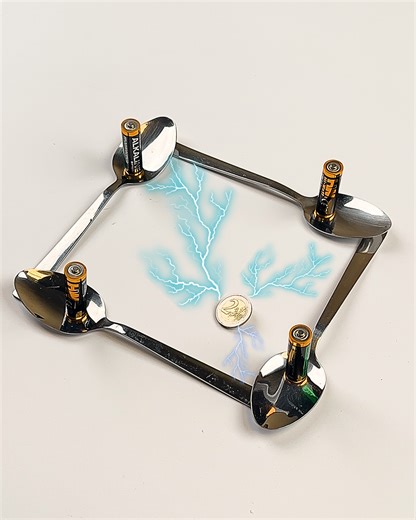 Spoon and battery hack that defies gravity! 🔋🥄