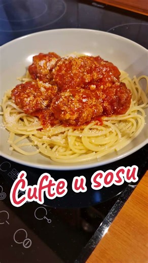 Ćufte u sosu Sastojci za 20ak ćuftica: - 500g mlevenog mesa (koristila sam od svinjskog buta, ali moze i mesano sa junecim ili po zelji) - 2 jaja - 1 veca glavica crnog luka - 1 kesica praska za pecivo - 2 kasike brasna - zacini ( so, biber, suvi zacin, aleva paprika i majcina dusica) Sastojci za paradajz sos: - 350ml paradajz soka - 350ml vode - 2 kasike brasna - malo soli, bibera i beli luk u prahu (moze i 2,3 čena umesto belog luka u prahu) Nacin pripreme: Umesati sve sastojke za cufte,potopi