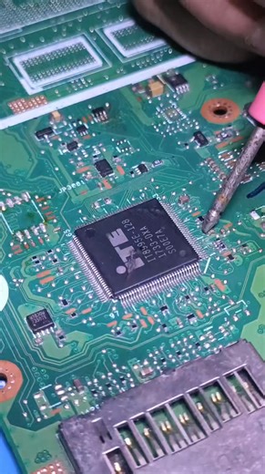 Burning microcontroller 🔥 #repair #soldering | R-com Servis