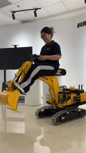 The 1/8 PC1250 RC Hydraulic Excavator, weighing 160 KG! Ready to see what this giant can do in real-life situations? #RCModel #Excavator #HydraulicExcavator #ScaleModel #RCAddict #HeavyDutyModel #HobbyGrade #ModelTruck #RCCommunity | Toucanhobby
