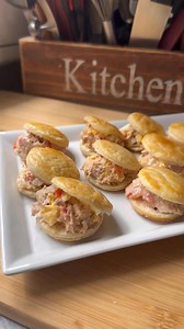 Hacete esta idea súper fácil! Necesitas :- Tapa de tarta - Atún/ pollo- Tomate - Queso crema y mayonesa- Huevos .Horno medio por 15/20 minutos #ideas #tarta #recetasfaciles | La pasamos comiendo