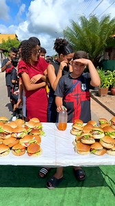 Jogo da garrafa colorida: acertou pegue seu hambúrguer! | Desafio Na Rua