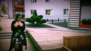 Heute vor 30 Jahren wurde Dirty Dancing veröffentlicht. Da haben wir uns nicht lumpen lassen und Baby Houseman in unser Headquarter eingeladen, um eine legendäre Szene aus dem Film nachzuspielen. Sie hat definitiv nichts von ihrem Talent verloren, aber irgendwas stimmt nicht mit Johnny?! Mein Baby gehört zu mir: http://emp.me/Xcu Cheers, Petra. | EMP