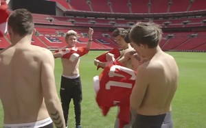 【One Direction】在足球场的五人(2013)