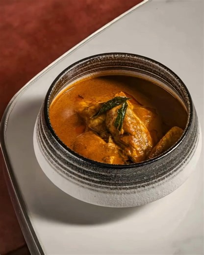 Experience the coastal flavours of India in our Konkan Fish Curry, where seabass meets kokum, Konkani spices, and creamy coconut milk. Have it à la carte or enjoy it within our 𝐓𝐡𝐚𝐥𝐢 𝐒𝐭𝐲𝐥𝐞 𝐋𝐮𝐧𝐜𝐡 𝐁𝐮𝐟𝐟𝐞𝐭 at $38 per pax, complete with unlimited refills. #RangMahalSG #LunchThali #IndianCuisineSG #SingaporeLunch #ModernIndianDining #SingaporeEats | Rang Mahal Restaurant & Bar