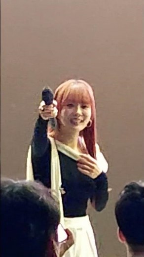[Lee Soo-young] "You've got to film from a lower angle than me!" A moment of witty fan interactio...