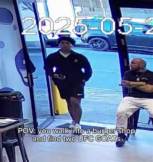 Bir çocuk girdiği sıradan bir hamburgercide profesyonel UFC dövüşçüsü Alex Volkanovski ve Israel Adesanya’yı görünce gözlerine inanamıyor.