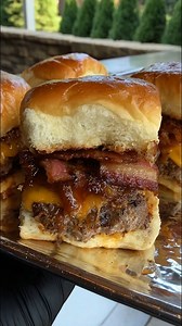 Candied Turkey Bacon Cheeseburger Sliders with Caramelized Onion Discs Ingredients: For the Sliders: 2 lbs ground beef (80/20 blend) 12 King’s Hawaiian slider buns 12 slices sharp cheddar cheese Recipe in First Coʍmеոτ 👇 Enjoy ❤️👇👇👇 | Fantastic Recipes