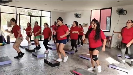 La mujer del pelotero: Cardio y step con zumba