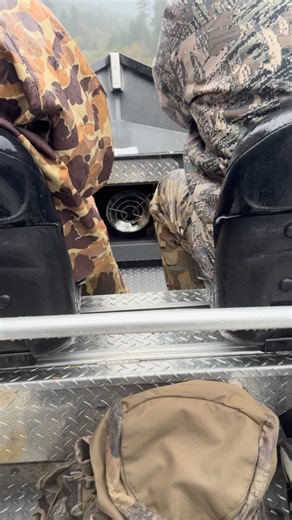 Happy Thursday from the Windy Oregon coast …. Raingear to t shirts on a November day is not common🤠🥳 🎣Books are open for Coastal fall Salmon and Winter Steelhead in beautiful Southern Oregon! 🔥November -December Availability •Chinook Salmon on the Smith in CF The Elk , Sixes and Our favorite the Chetco River. Peak season Availability book now ! 🇺🇸 Booking for 2026 Winter Steelhead and spring- fall chinook •Contact Shane Blair , DM or Call 541-761-7797 •Come and experience Oregons best chin