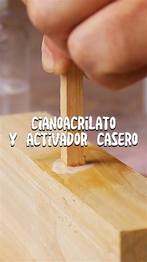 CIANOACRILATO Y ACTIVADOR 💯 Este pegamento que me ven usar es un pegamento instantaneo pero que no sirve para unir maderas definitivamente. Solo nos facilita el trabajo, sujetando piezas para poder tener las manos libres y seguir trabajando. El activador hace la diferencia realmente, es solo bicarbonato de sodio diluido en agua. Inmediatamente después de poner el pegamento le rocías un poco de la mezcla y se forma como una costra dura que deja muy firme la pieza, además de que acelera el secado