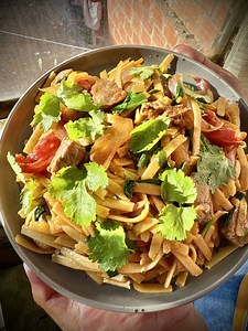 Cocinando para mi hermanito tallarín saltado con carne, delicioso 🤤 | Jhon Parker