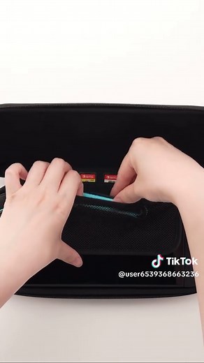 Nintendo Switch 2 Today! Nintendo Switch 2 キャリングケース Nintendo Switch 2 キャリングケースには、 Nintendo Switch 2 本体にJoy-Con 2 をセットした状態で収納することができます。 さらに、ゲームカードを6枚、Joy-Con 2 ストラップを2個収納できる仕切りパッドもついています。 ※「Nintendo Switch 2 本体」に「Nintendo Switch 2 キャリングケース」は付属していません。 ※映像中のゲームカードはサンプルです。 任天堂新型ゲーム機 「Nintendo Switch 2 」 6月5日(木)発売 ご予約受付中 #NintendoSwitch2 #JoyCon2 #JoyCon2ストラップ #Switch_ゲームカード ©︎ Nintendo