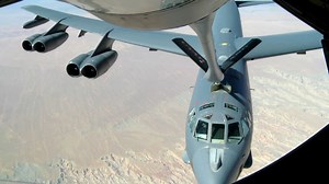 How aircraft refuel in the air