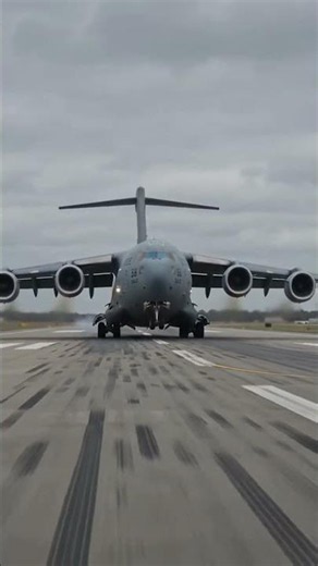C-17 Globemastre 3 Aircraft takeoff with full engines thrust...... #fly