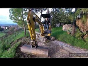 sistemazione strada con miniescavatore