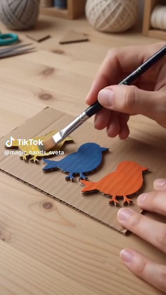 Уютный декор, который можно сделать своими руками 🐦🌿 Такая композиция с птичками отлично смотрится в интерьере и добавляет дому немного природного настроения. Простая идея для творчества, которую хочется повторить! #декор #декорсвоимируками #поделки #своимируками #творчество