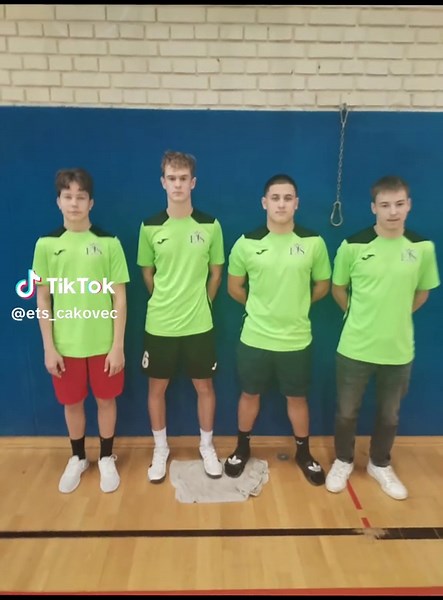Naši sportaši dobri i u badmintonu Gimnazija Josipa Slavenskog bila je domaćin Županijskog natjecanja u badmintonu za srednje škole. Naše učenice Rahela Varga, Patricija Kukec, Julija Lončarić, Lea Emili Muršić i Lea Ložnjak osvojile su 3. mjesto, a naši učenici Jan Belović, Bruno Novak, Jakšić Rafael i Noa Lepen osvojili su 4. mjesto. Čestitamo im na borbenosti i zauzimanju! Voditelj ekipa ETŠ-a bio je Nebojša Buvač, prof. Učenici Gimnazije Josipa Slavenskog bili su najbolji u objema konkurenci