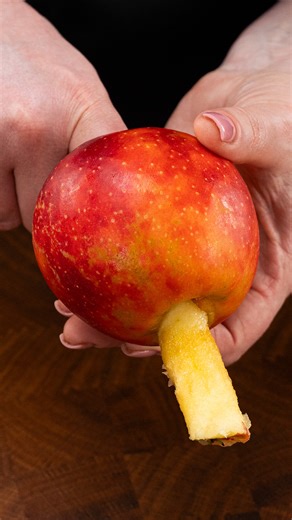 SavurosTV on Instagram: "Desert in 5 minute! Doar foietaj si mere Ingrediente mere roșii: 4 buc zahăr brun: 100 g scorțișoară: 5 g aluat foietaj: 800 g unt: 40 g miez de măr: 200 g zahăr brun: 40 g scorțișoară: 3 g frișcă: 300 ml iaurt grecesc: 150 g lapte condensat: 60 g zahăr pudră: 100 g portocală: 1 buc lămâie: 1 buc Suplimentar gheață: 8 buc miere de albine: 30 g"