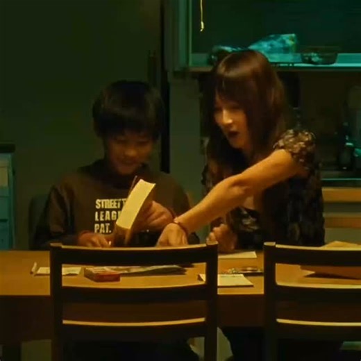 @cinemaarchlve on Instagram: "Nobody Knows (2004) Dir. Hirokazu Kore-eda Tells the story of four siblings hidden by their mother in a small Tokyo apartment. They live in secrecy, without school and unnoticed by their neighbors. When their mother leaves and never returns, the eldest son, Akira, is forced to take care of his younger siblings alone. Over time, they face hunger, loneliness, and a heartbreaking tragedy. The film highlights the bond of family, society’s indifference, and the struggle 