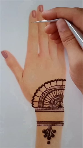 Stylish Very Easy Mehndi Design