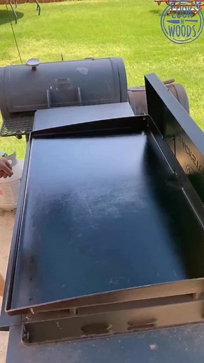 Did you know you can make popcorn on the Blackstone Griddle? This is the easiest (and most fun) way to make popcorn! Ingredients: 🍿½ cup popcorn kernels 🍿2-3 tosp oil (avocado, canola, or coconut oil) 🍿Optional: seasoning blends, grated cheese, a drizzle of caramel, melted butter and salt. Instructions: 1. Preheat the Blackstone to medium/high heat - around 400°F. 2. Add your oil to the griddle and place dome or metal bowl upside down to trap heat. 3. Pour the popcorn kernels into oil and qui