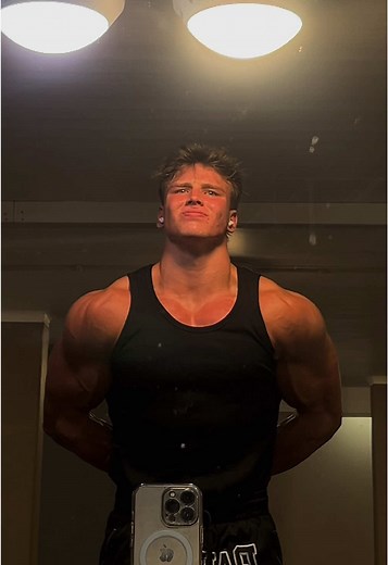 DM me “SHRED” if you’re interested in making some actual progress 👊🏻@ethan.schlebusch • • • • • #gym #shredded #bodybuilding #aesthetic