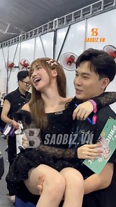 4.3M views · 10K reactions | Hoà Minzy thân thiết bên cạnh Anh Trai đặc biệt ❤️‍ ôn lại kỷ niệm thời còn nhỏ trong hậu trường concert #SaoBiz #HoaMinzy #PhamAnhDuy | Saobiz.vn | Facebook