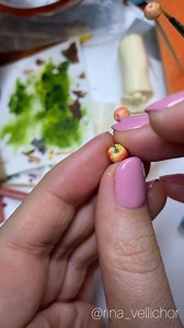 Who wants a magical tool that lets you make a perfect miniature apple from both sides in less than a minute? 😁✨ Just do this! 😂 Seriously, it’s not as hard as it sounds. Sculpt a perfect top half of the apple separately, and a perfect bottom half separately. Then make molds from them using two-part silicone. You can also insert a needle into the top part so the apple stays firmly in place. Trim off the excess silicone for convenience. Simple method, but it makes the whole process sooo much eas