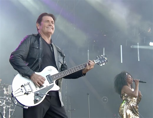 "Stay until your love is Alive and Kicking." Watch Simple Minds' 2024 performance of 'Alive and Kicking' at the Isle of Wight Festival on YouTube now: https://youtu.be/txCBmGBjxU8 | Simple Minds