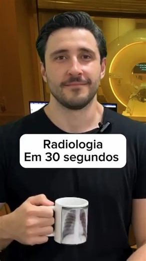 @radiologiaeopoder on Instagram: "Siga @vidaderadiologista 🔎 Pneumotórax na Radiografia: Achados de Imagem Essenciais 🔎 O pneumotórax é a presença de ar na cavidade pleural, causando colapso parcial ou total do pulmão. Reconhecer seus sinais na radiografia é fundamental para um diagnóstico rápido e preciso. 📸 Achados Radiográficos Principais: Linha Pleural Visceral Visível: Identificação da linha pleural visceral separada da parede torácica por uma área radiolucente sem marcas vasculares pulm