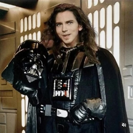 Eddie Vedder is an American singer, songwriter, and musician best known as the lead vocalist of the legendary rock band Pearl Jam. He’s one of the most recognizable voices to come out of the early ’90s grunge movement. Early life Born December 23, 1964 in Evanston Raised mostly in San Diego Had a rough childhood and didn’t find out who his biological father was until later in life — something that deeply influenced his music Rise to fame Vedder joined Pearl Jam in 1990 after sending demo vocals 