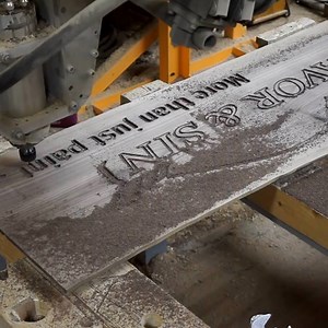 These wood and epoxy wall signs are so cool!! 🔥💯💯 via Lignum instagram.com/lignum_channel More here: https://bit.ly/2RIueKI | Genius Craft