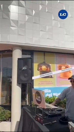 Diario La Capital | MDP on Instagram: "Desde las 7 y con reposera: furor por los dos nuevos alfajores de Havanna 🔥 🍫 Decenas de vecinos y turistas se acercaron desde temprano a la sucursal de Havanna en La Perla para conseguir los primeros ejemplares de su nuevo lanzamiento. 🌊 La marca volvió a rendir homenaje a su origen y presentó dos nuevos alfajores inspirados en Playa Bristol y Playa Grande, manteniendo el ADN del Alfajor Mar del Plata: 90 gramos, doble relleno y tapas con cristales de s