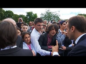 Macron recadre sèchement un jeune qui l'avait appelé "Manu"